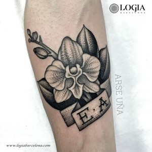 tatuaje-tradicional-flor-brazo-logia-barcelona-arse     